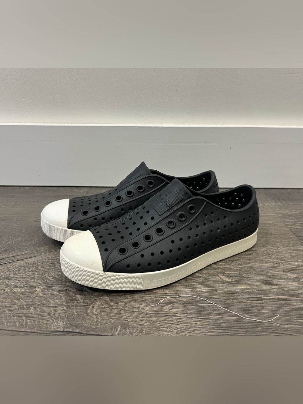 Native Jefferson Slip On Shoes Black White Size M5 W7 Lightweight Waterproof